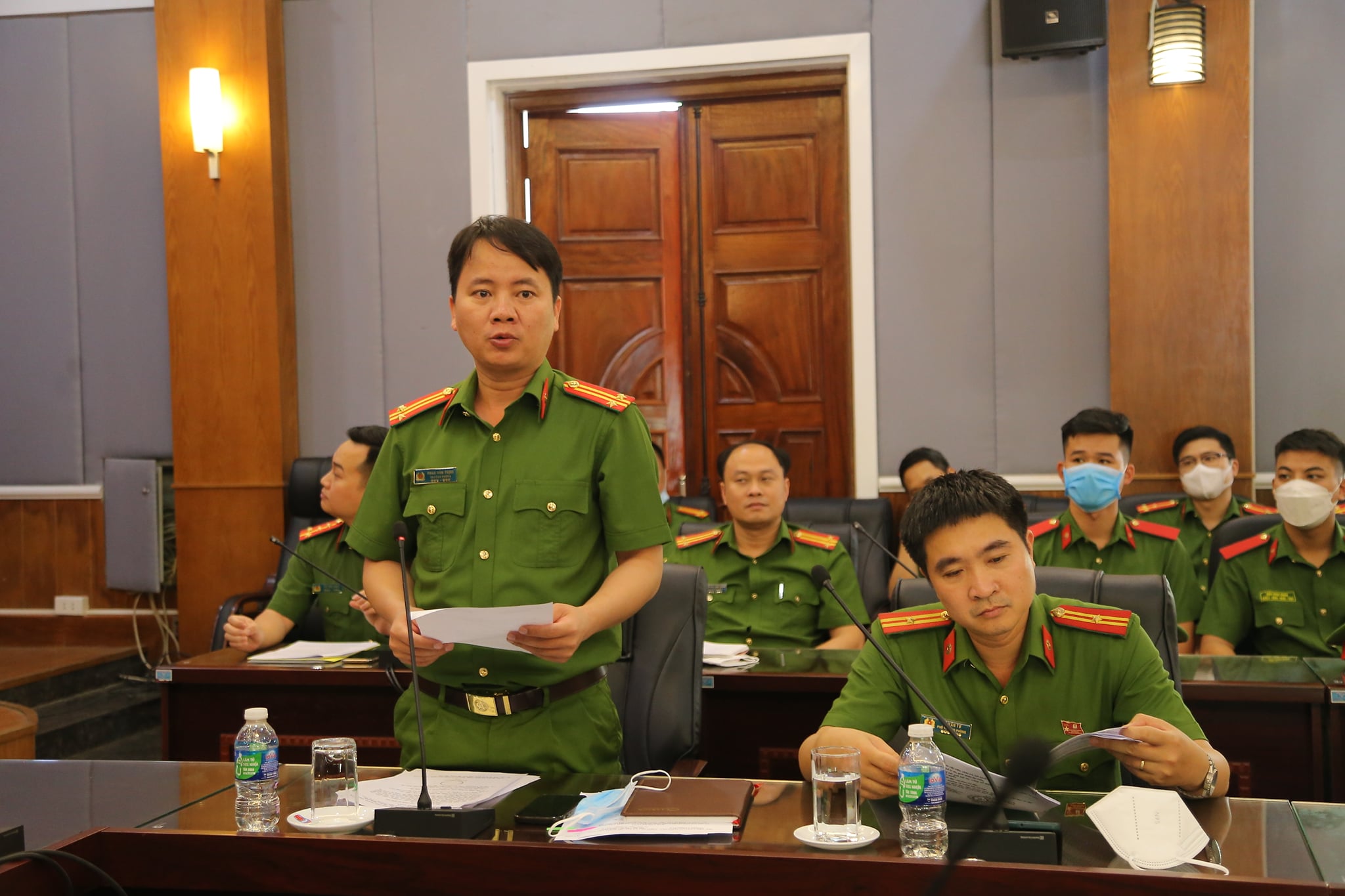 Trung tá Phan Văn Thịnh, Trưởng phòng CTĐ&CTCT báo cáo tóm tắt công tác chuẩn bị của các đội tuyển