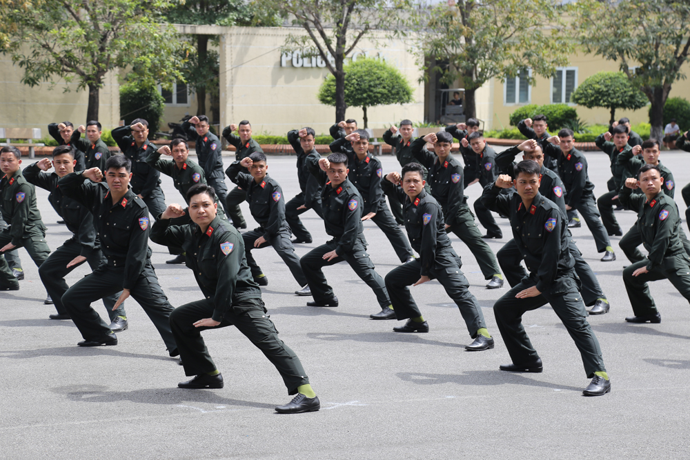 Các học viên thuộc Trung đoàn Cảnh sát dự bị đặc nhiệm thực hiện 2 bài quyền 25 và 38 động tác trong võ thuật Công an nhân dân