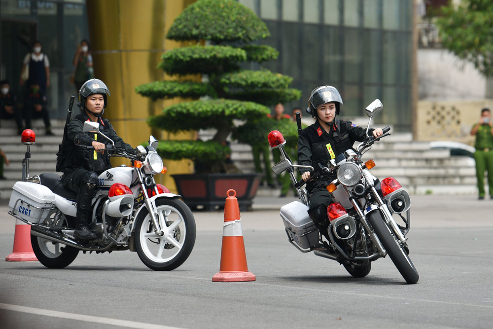 Màn “Biểu diễn kỹ thuật lái xe mô tô phân khối lớn” do Tiểu đoàn Cảnh sát giao thông thuộc Trung đoàn Cảnh sát dự bị đặc nhiệm E02, phối hợp với Câu lạc bộ mô tô phân khối lớn Học viện CSND thực hiện