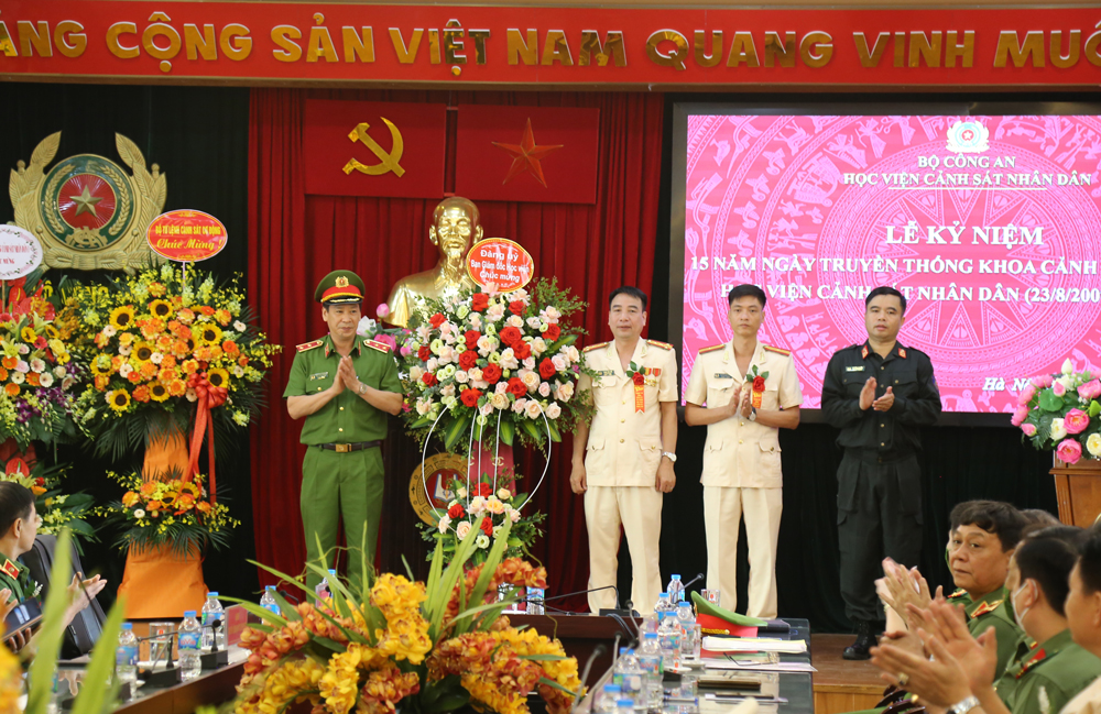 Trung tướng, GS. TS Trần Minh Hưởng, Giám đốc Học viện tặng hoa chúc mừng Khoa Cảnh sát vũ trang
