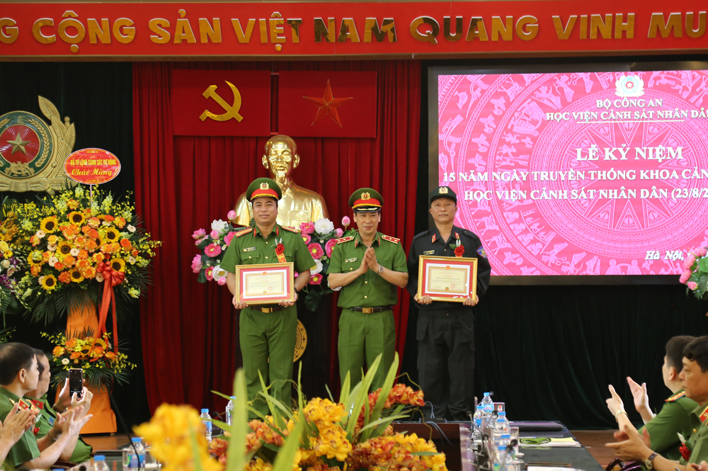 Trung tướng, GS. TS Trần Minh Hưởng, Giám đốc Học viện tặng Giấy khen của Học viện cho 02 đơn vị thuộc Bộ Tư lệnh Cảnh sát cơ động