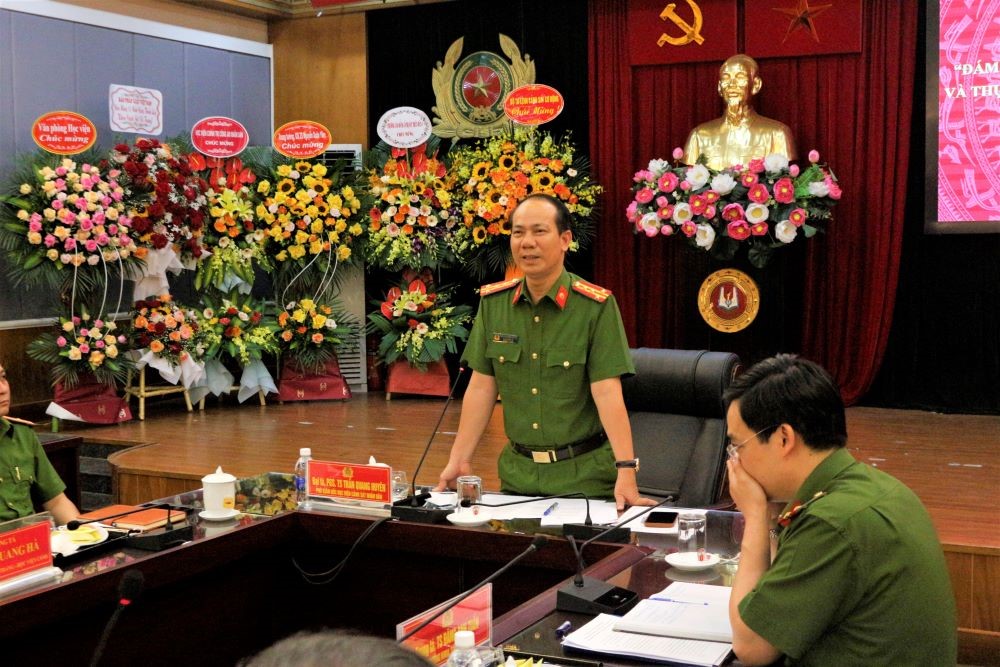 Đại tá, PGS.TS Trần Quang Huyên, Phó Giám đốc Học viện chủ trì buổi Tọa đàm