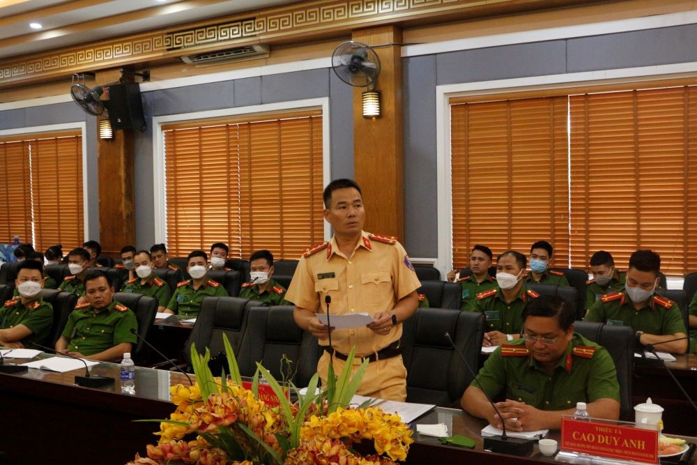 Đại úy Nguyễn Hoàng Ninh, Phó Đội trưởng Đội CSGT số 6, PC08 Công an thành phố Hà Nội phát biểu tại buổi tọa đàm