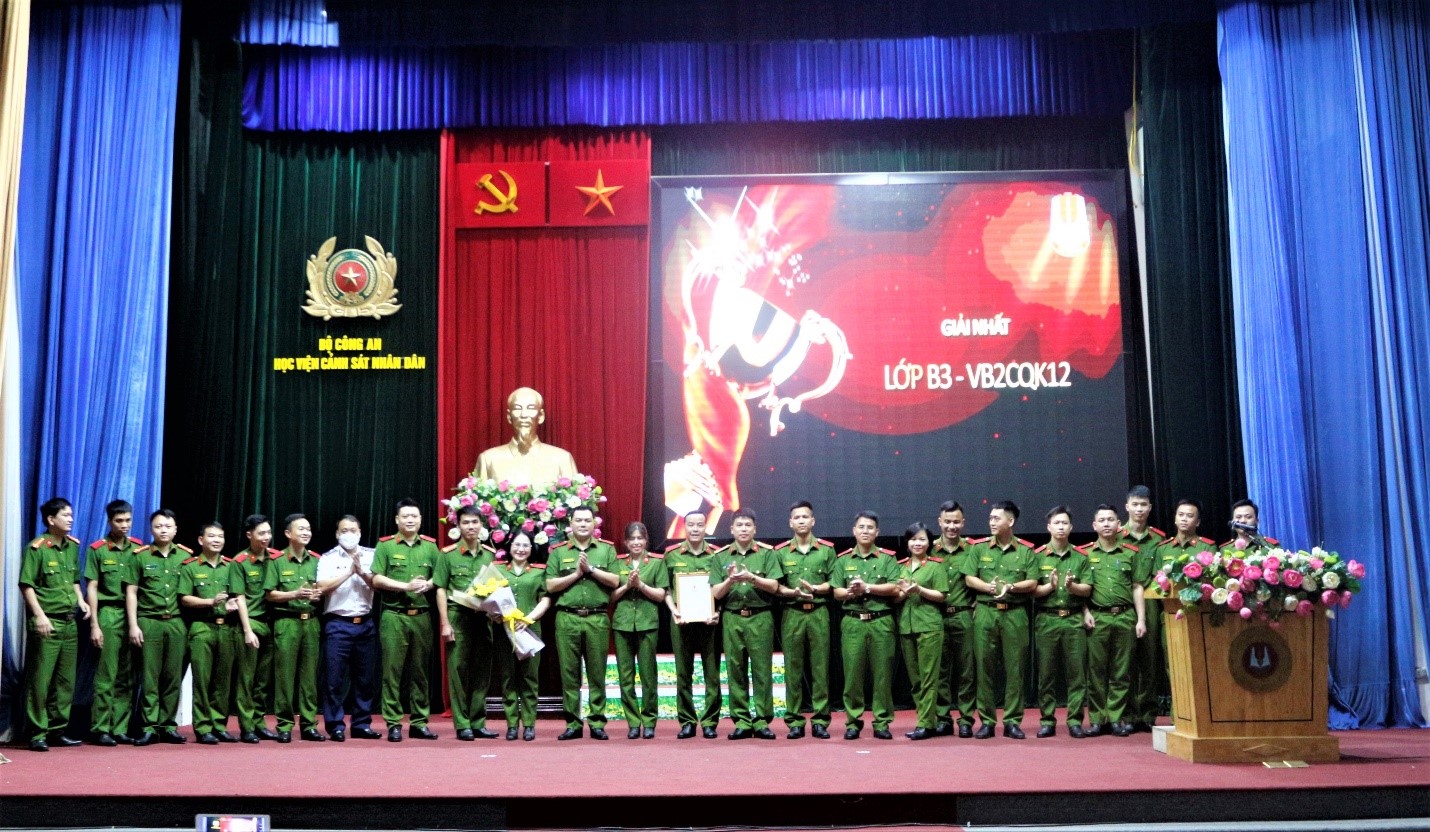 Đại tá, PGS. TS Trần Hồng Quang, Phó Giám đốc Học viện trao giải Nhất cho đội thắng cuộc