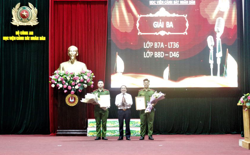 TS Nguyễn Văn Điệp, nguyên Phó Giám đốc Học viện Tòa án trao giải Ba cho đội thi lớp B7a-LT36 và B8d-D46