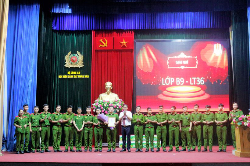 Thẩm phán, TS Hoàng Mạnh Hùng, Phó Chánh Tòa - Tòa án nhân dân cấp cao tại Hà Nội trao giải Nhì cho đội thi lớp B9-LT36