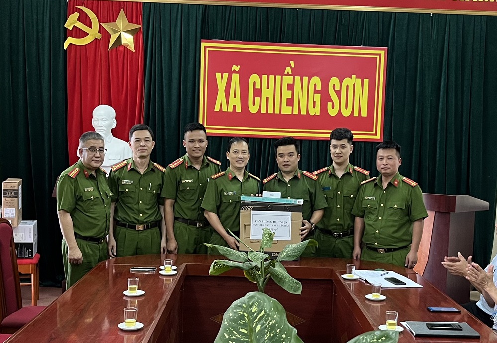 Đoàn công tác Văn phòng Học viện tặng quà cho lực lượng Công an xã Chiềng Sơn