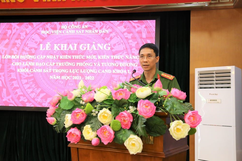 Đại tá, PGS. TS Lê Trung Kiên, Trưởng phòng Quản lý đào tạo và Bồi dưỡng nâng cao phát biểu tại Lễ khai giảng