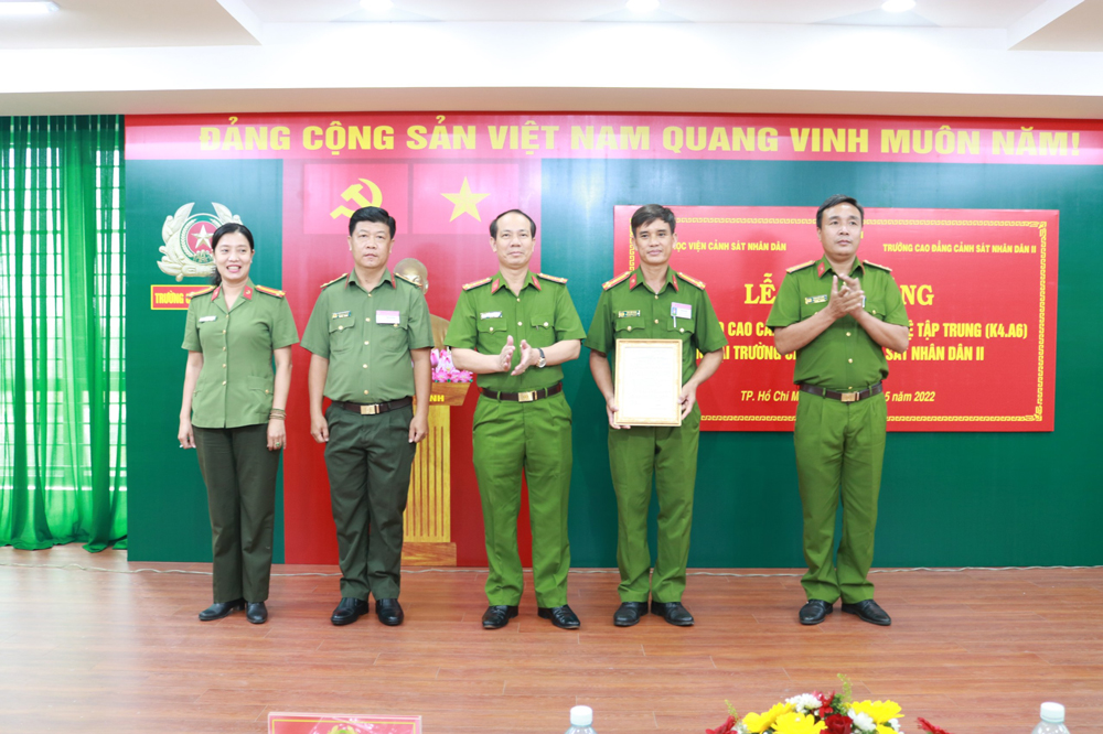 Đại tá, PGS. TS Trần Quang Huyên, Phó Giám đốc Học viện trao Quyết định thành lập lớp học cho Ban cán sự lớp