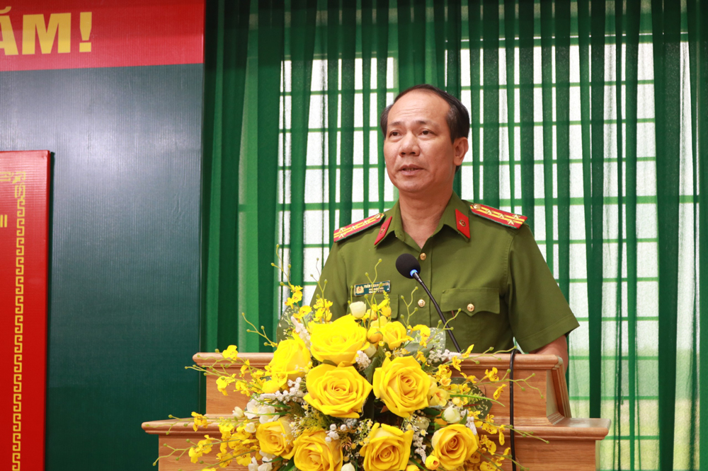 Đại tá, PGS. TS Trần Quang Huyên, Phó Giám đốc Học viện CSND phát biểu tại lễ khai giảng lớp học