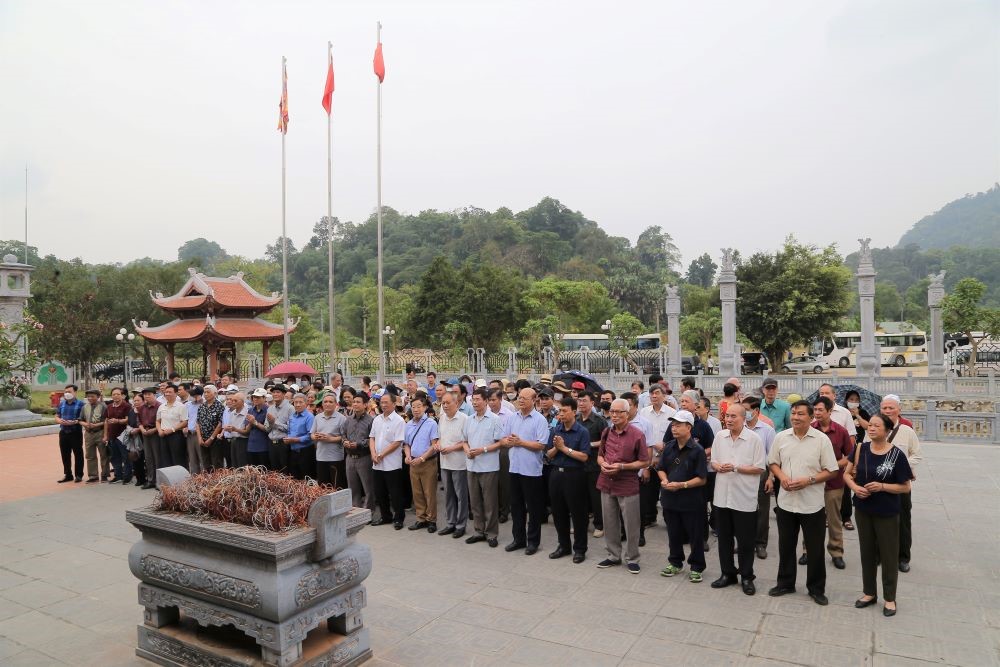 Đoàn dâng hương và chụp ảnh kỷ niệm tại Nhà tưởng niệm các vị tiền bối cách mạng tại Khu Di tích quốc gia đặc biệt Tân Trào