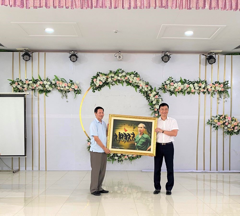Đoàn tặng tranh lưu niệm cho Công an tỉnh Tuyên Quang