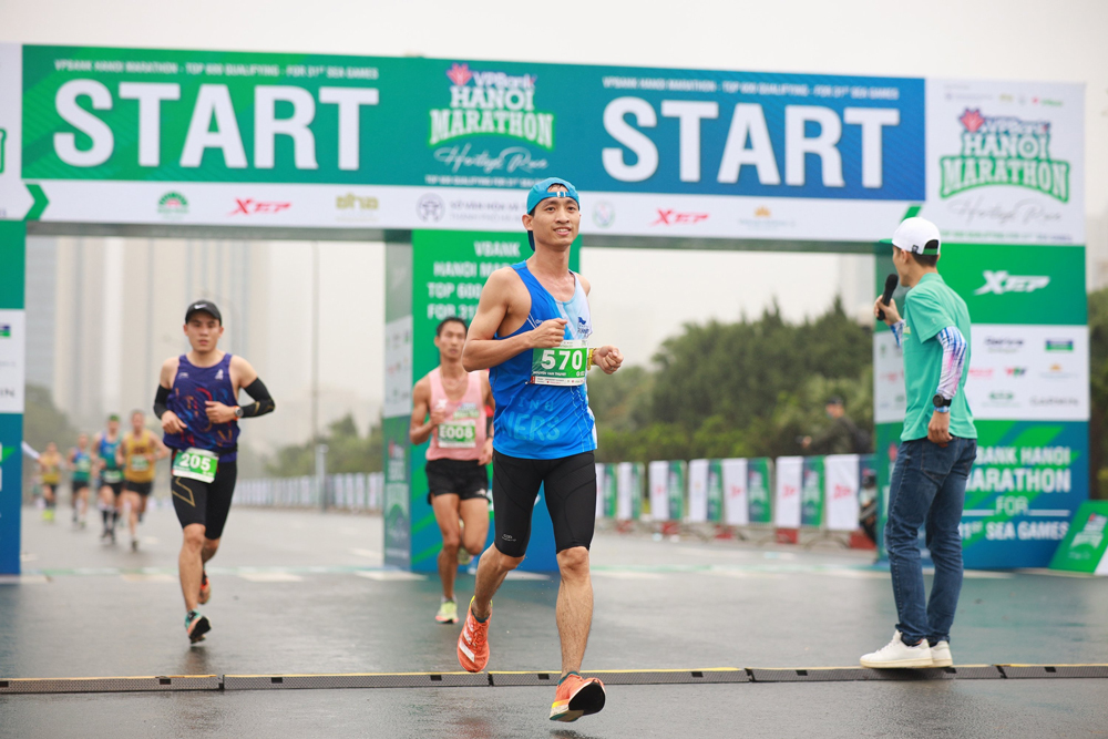Thượng úy Nguyễn Văn Thuyết hoàn thành phần thi tại Giải VPBank Hanoi Marathon 2022