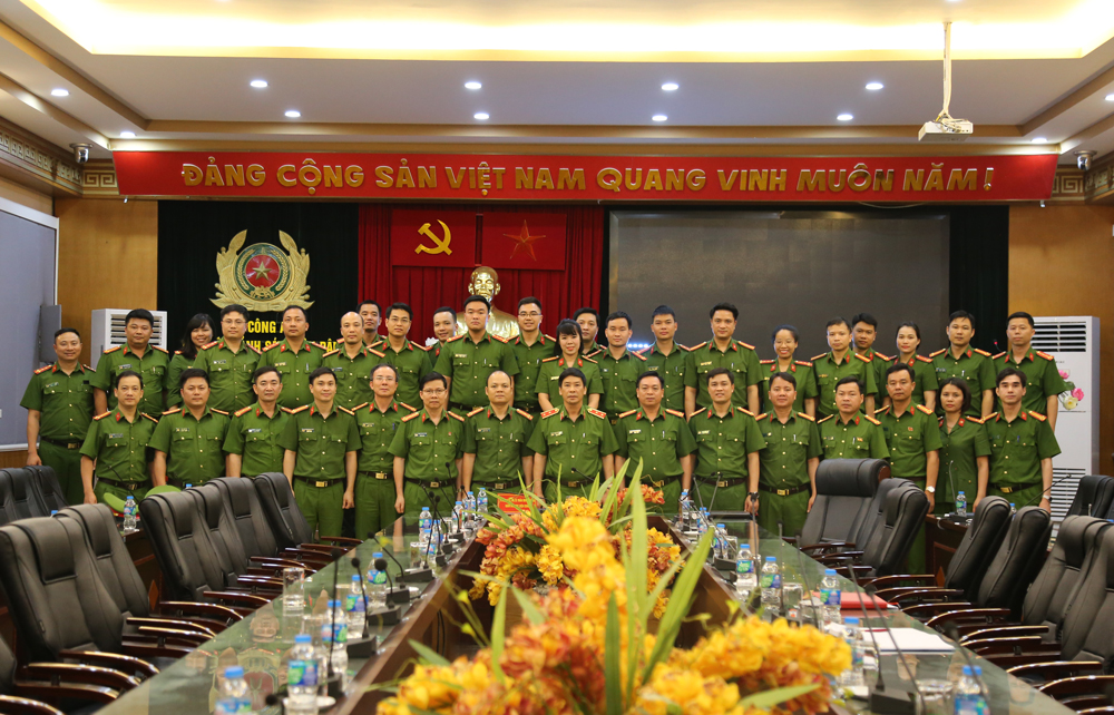 Trung tướng, GS. TS Trần Minh Hưởng,  Giám đốc Học viện chụp ảnh lưu niệm cùng Đoàn cán bộ, giảng viên tham gia Hội thi