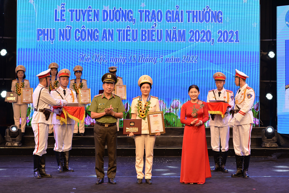 Trung tá Phan Thị Thanh Hải, Phó Trưởng khoa Cảnh sát kinh tế - Chi hội trưởng chi hội phụ nữ Khối Nghiệp vụ được giao Giải thưởng Phụ nữ Công an tiêu biểu năm 2020