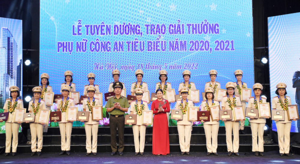 Lãnh đạo Bộ Công an tuyên dương các gương mặt Phụ nữ Công an tiêu biểu năm 2020, 2021