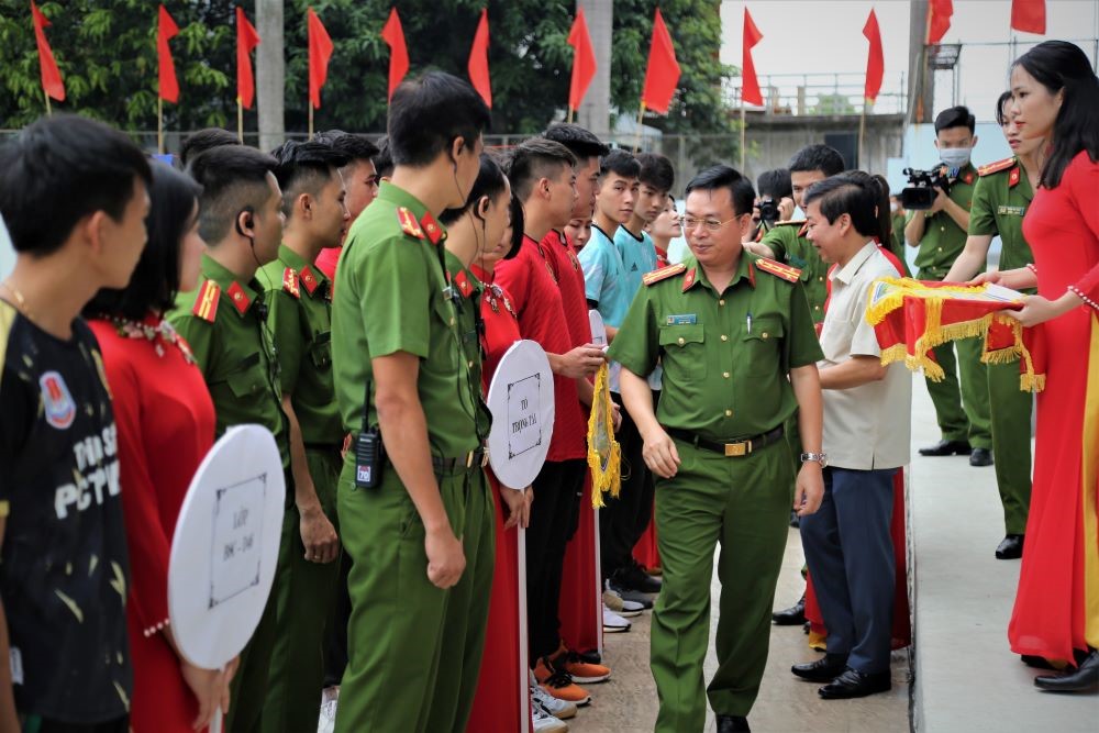 Đại tá, TS Nguyễn Đăng Sáu động viên và cổ vũ các học viên tham gia Hội thi