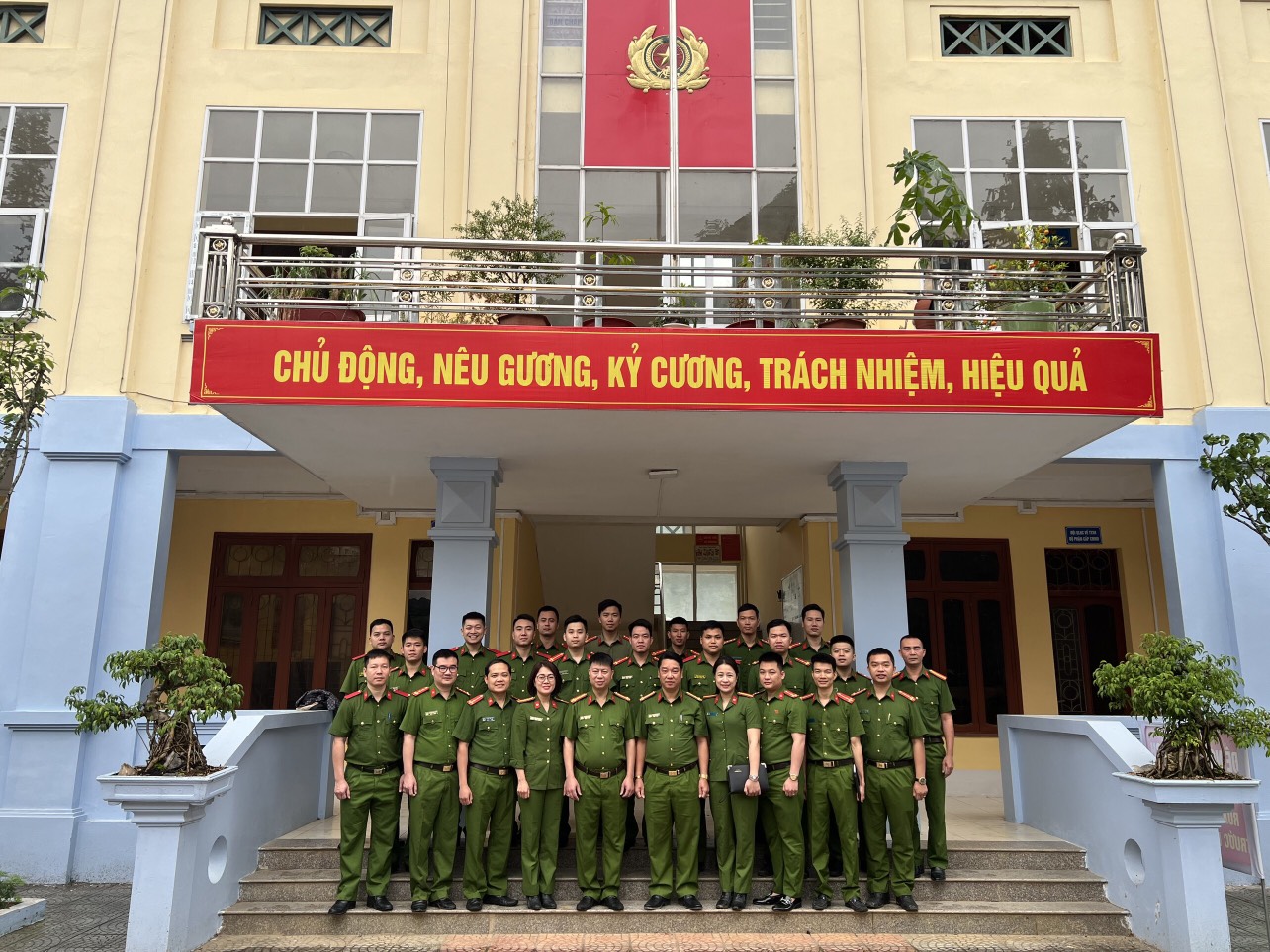Đoàn công tác giao lưu và chụp ảnh lưu niệm với Công an huyện Đồng Văn, Hà Giang