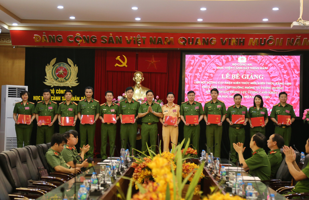 Trung tướng, GS. TS Trần Minh Hưởng, Giám đốc Học viện CSND trao Chứng chỉ hoàn thành lớp bồi dưỡng cho các học viên