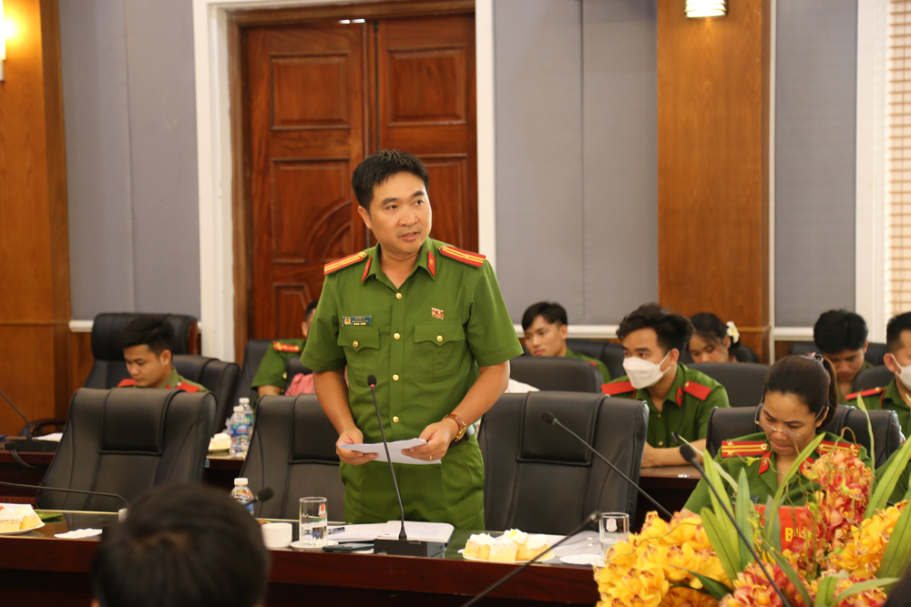 Đồng chí Thiếu tá Lê Văn Tư - Phó Trưởng phòng Quản lý học viên trao đổi tại buổi Tọa đàm