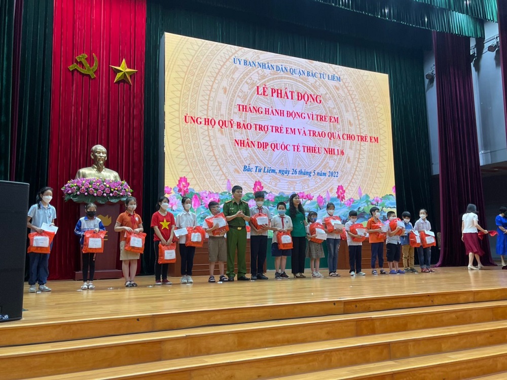 Đại tá, PGS. TS Trần Hồng Quang, Phó Giám đốc Học viện và Phó Chủ tịch UBND quận Bắc Từ Liêm Lê Thị Thu Hương trao quà cho các em nhỏ