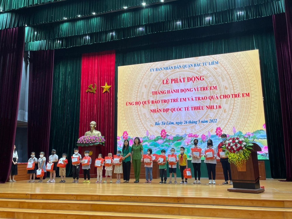 Thượng tá Hà Thị Hồng Lan, Phó Viện trưởng Viện Khoa học Cảnh sát trao quà cho các em nhỏ