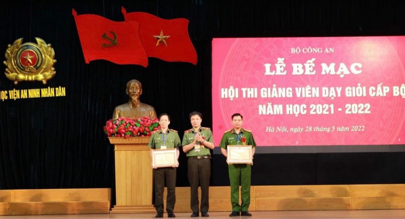 Đ/c Thiếu tướng Đỗ Anh Tuấn - Trưởng Ban tổ chức trao giải Nhất cho Học viện CSND và đồng giải Nhất cho Học viện ANND.