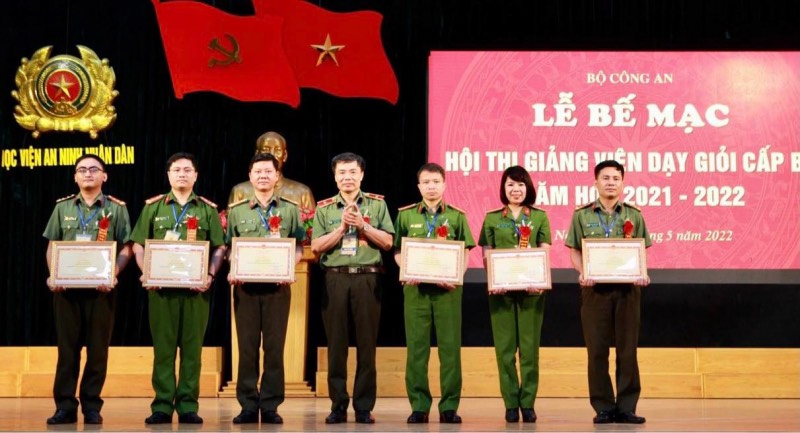 Đồng chí Thiếu tướng Đỗ Anh Tuấn - Trưởng Ban Tổ chức Hội thi trao Bằng khen của Bộ trưởng BCA cho 6 giảng viên đạt giải Nhất