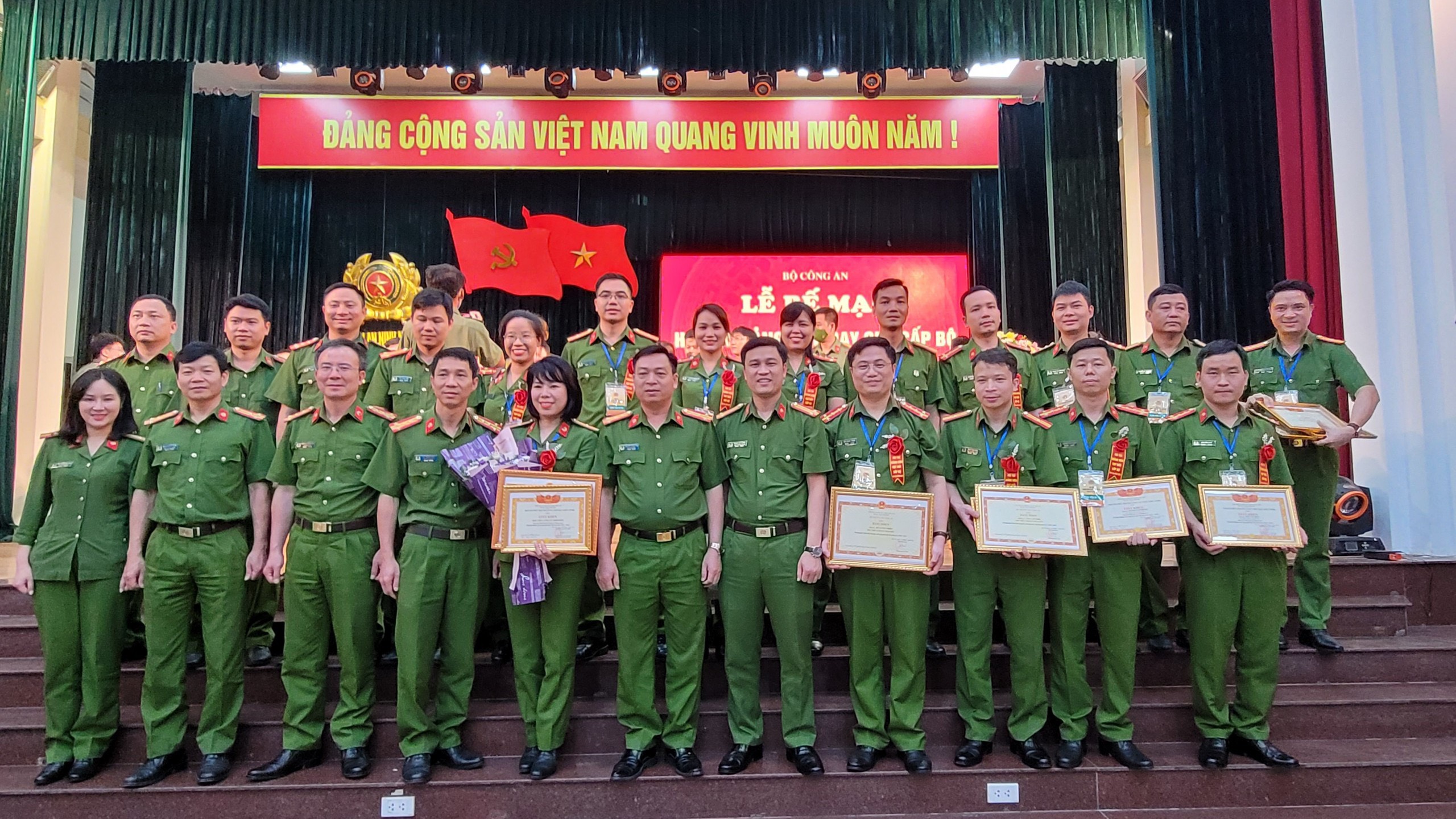 Đại tá Nguyễn Đăng Sáu - Phó Giám đốc Học viện CSND chụp ảnh lưu niệm cùng Đoàn dự thi của Học viện
