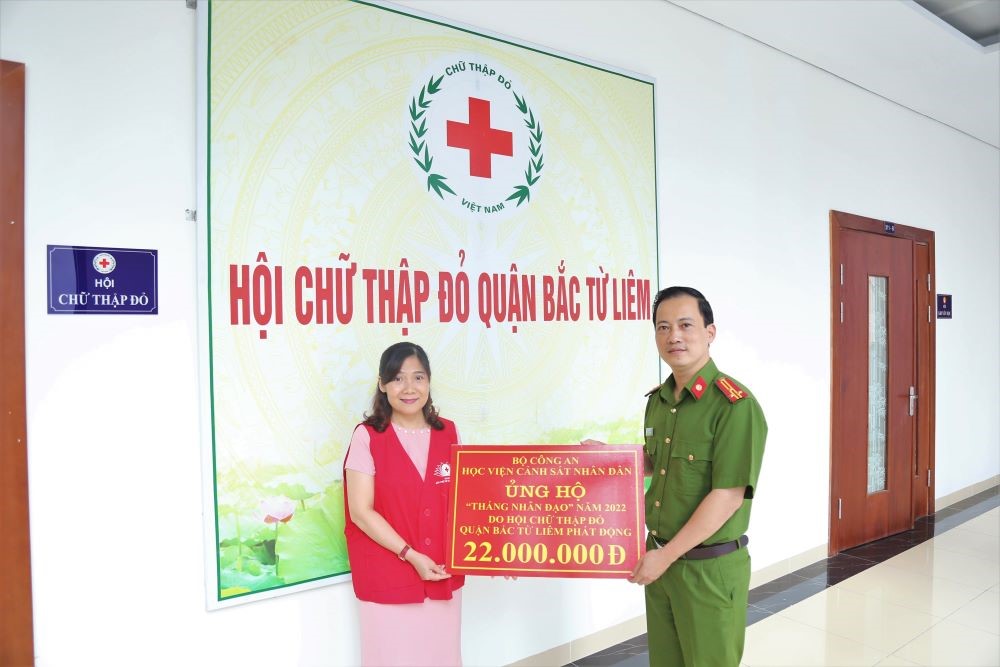 Thượng tá Cao Hoàng Long, Chánh Văn phòng Học viện đại diện trao tặng số tiền ủng hộ cho Hội Chữ thập đỏ Quận Bắc Từ Liêm