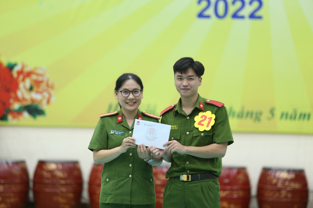 Thí sinh Nguyễn Thành Đạt (lớp B2A-D45) đạt giải thí sinh có câu trả lời xuất sắc nhất