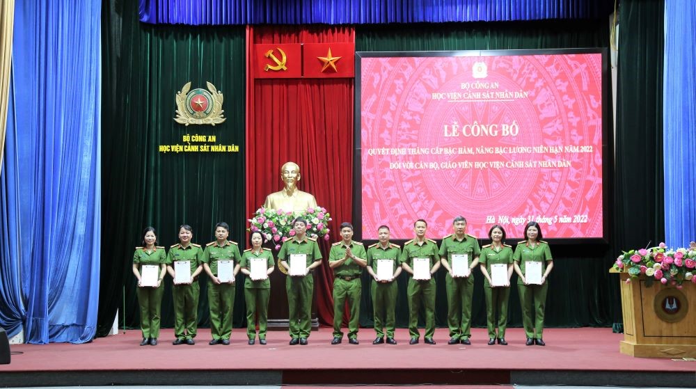 Trung tướng, GS. TS Trần Minh Hưởng, Giám đốc Học viện trao quyết định thăng cấp bậc hàm, nâng bậc lương niên hạn 2022 cho đại diện cán bộ, giảng viên Học viện