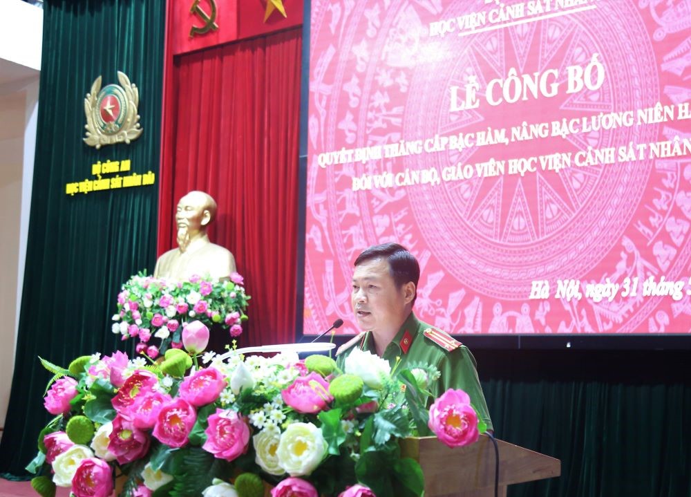 Trung tá Phan Văn Sơn, Phó Trưởng phòng Tổ chức cán bộ thông báo các quyết định thăng cấp bậc hàm, nâng bậc lương niên hạn 2022 cho cán bộ, giảng viên Học viện