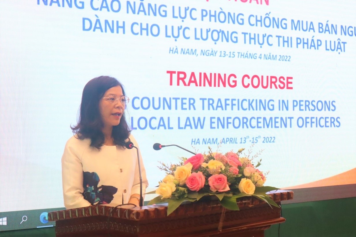 Bà Đặng Thị Hạnh, Quản lý Chương trình ASEAN - ACT tại Việt Nam phát biểu tại Lễ khai giảng