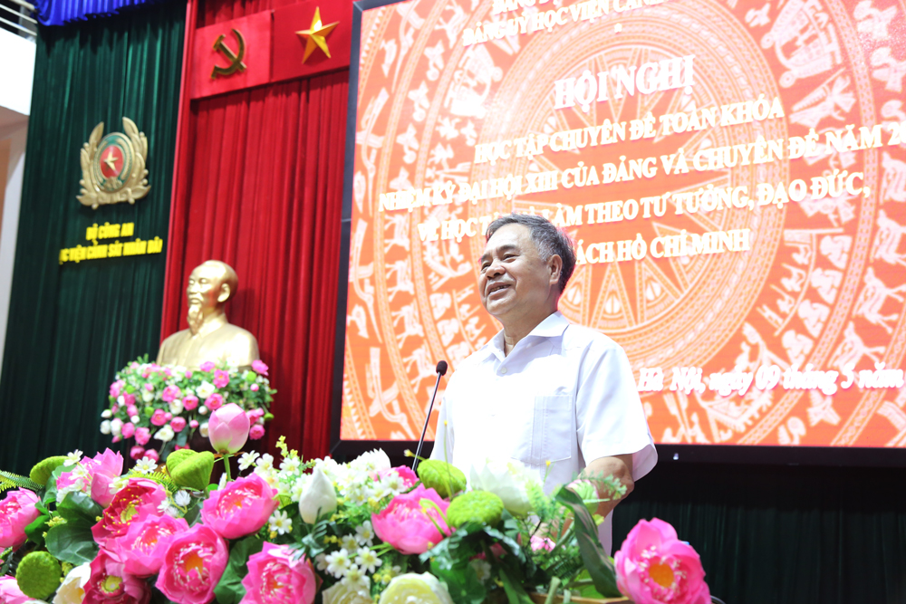 Đồng chí PGS.TS Nguyễn Viết Thông, nguyên Tổng thư ký Hội đồng lý luận Trung ương trình bày nội dung cơ bản của các chuyên đề