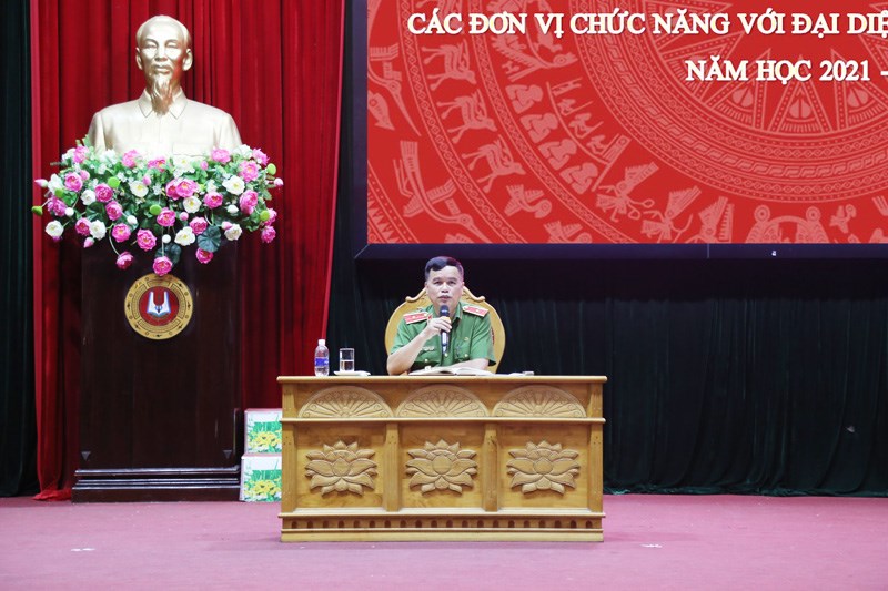 Thiếu tướng, GS.TS Nguyễn Đắc Hoan, Phó Giám đốc Học viện trực tiếp giải đáp câu hỏi của các học viên tại buổi đối thoại