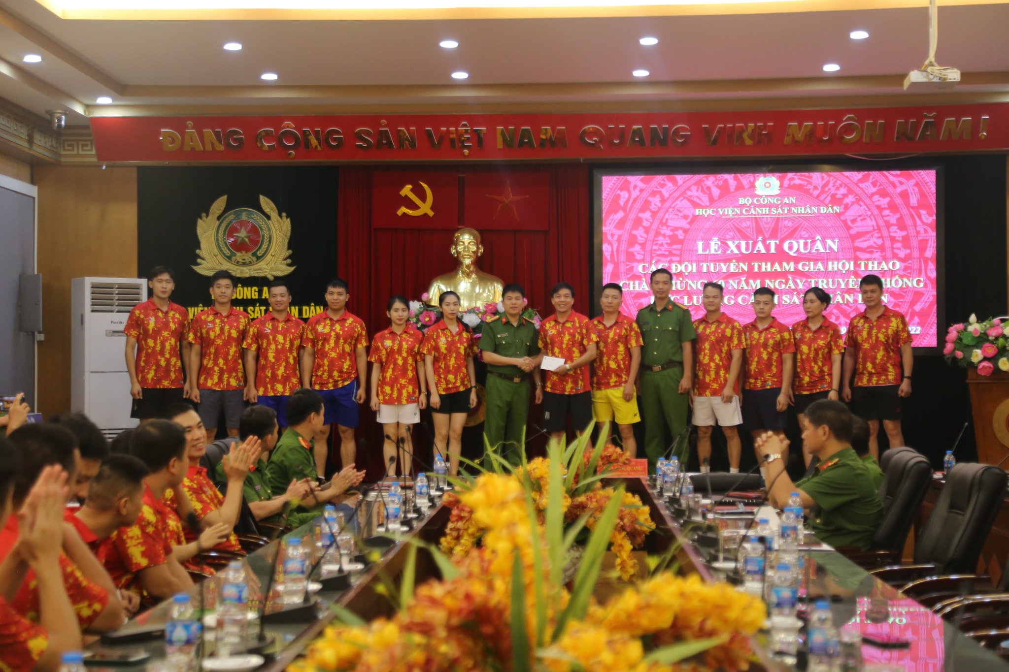 Đại tá Trần Hồng Quang - Phó Giám đốc Học viện trao quà cho đại diện các đội tuyển thi đấu