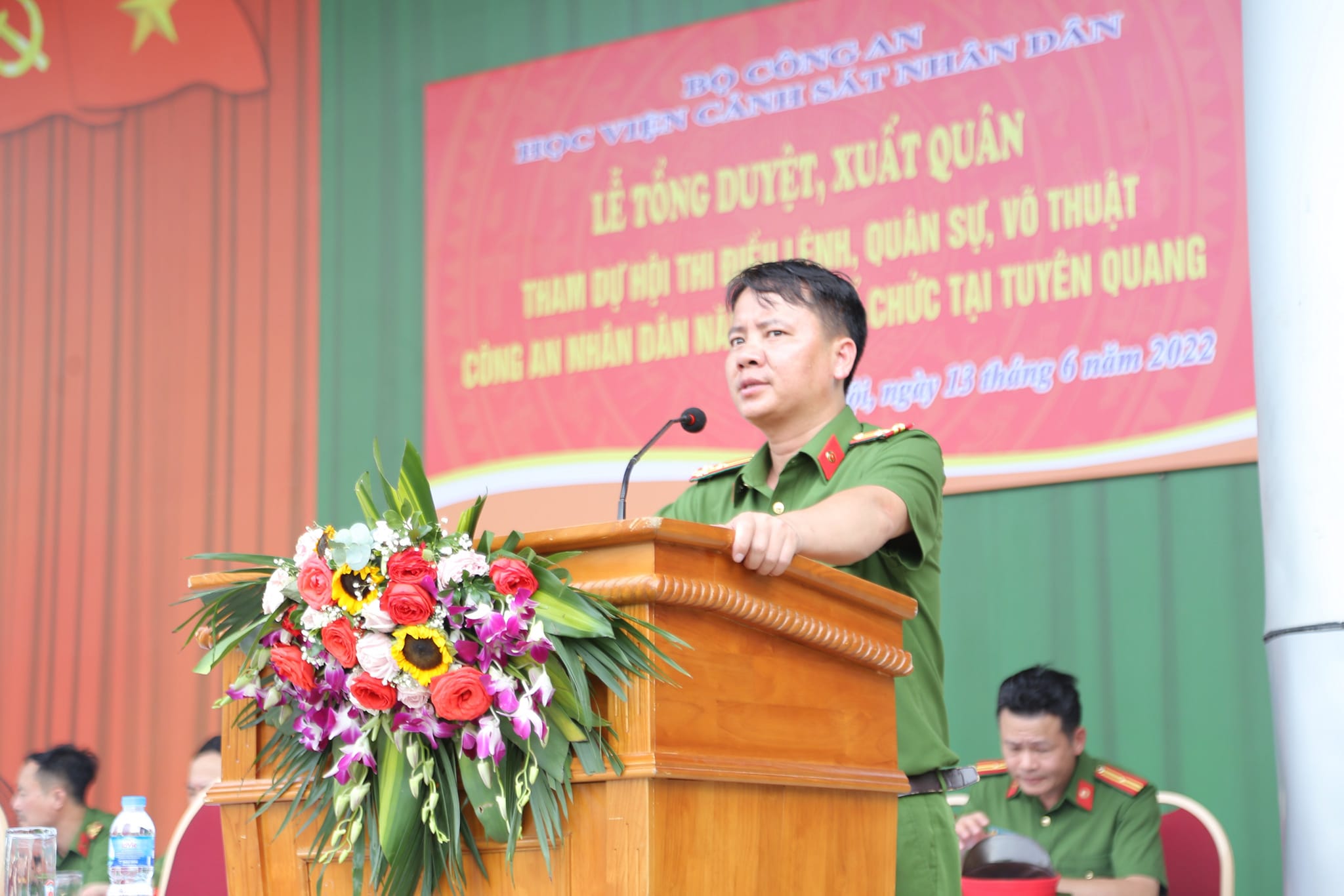 Trung tá Phan Văn Thịnh, Trưởng phòng CTĐ&CTCT - đơn vị thương trực tổ chức Hội thi phát biểu nhận nhiệm vụ