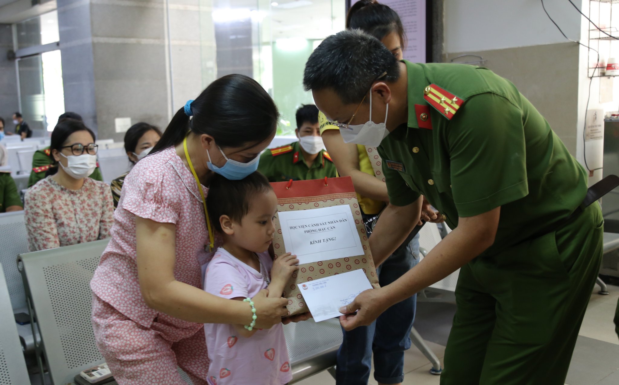 Thượng tá Vương Mạnh Hùng - Phó Trưởng phòng, Phòng Hậu cần chia sẻ, động viên gia đình các bệnh nhi