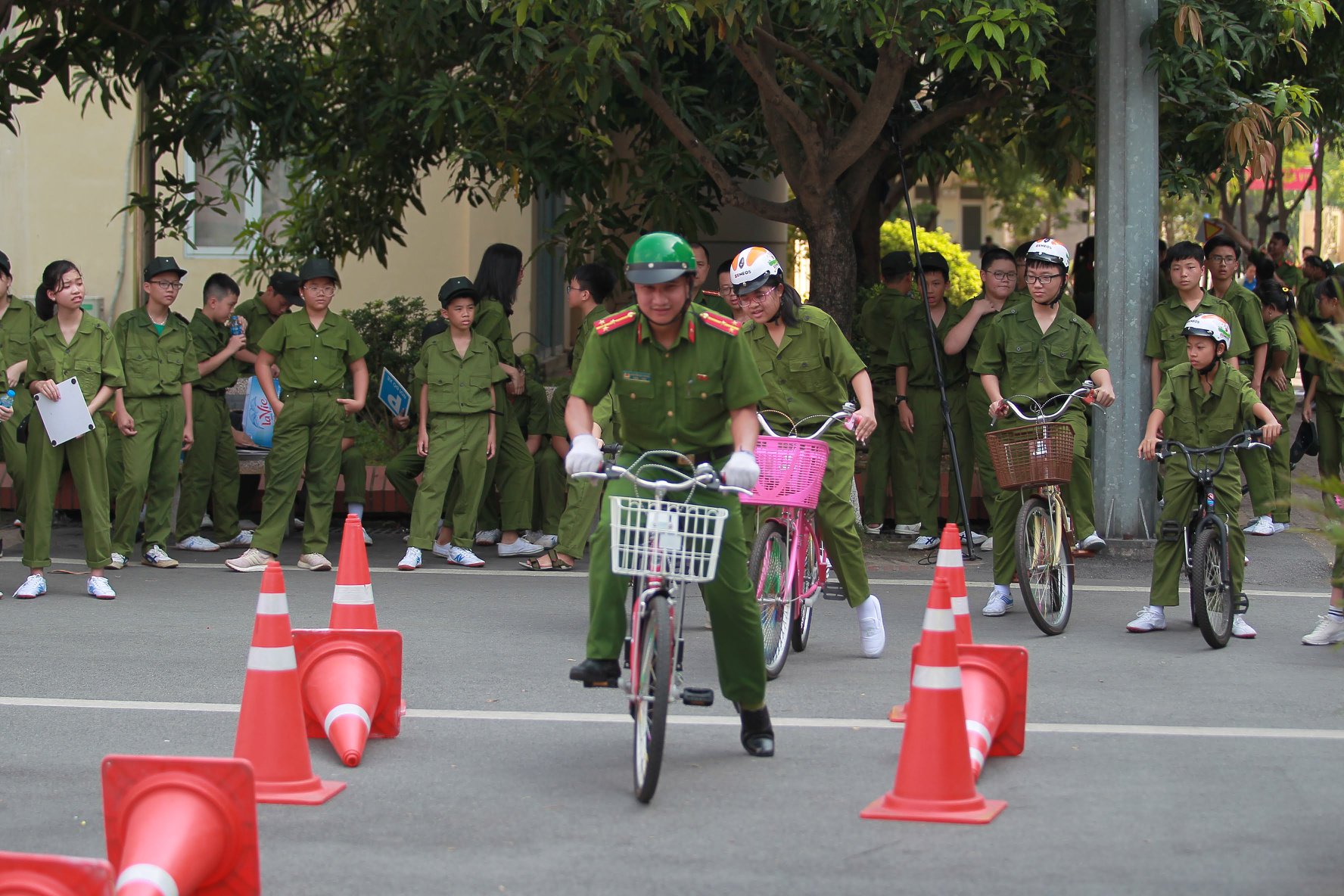 Thực hành tham gia giao thông an toàn trên sa hình với xe đạp