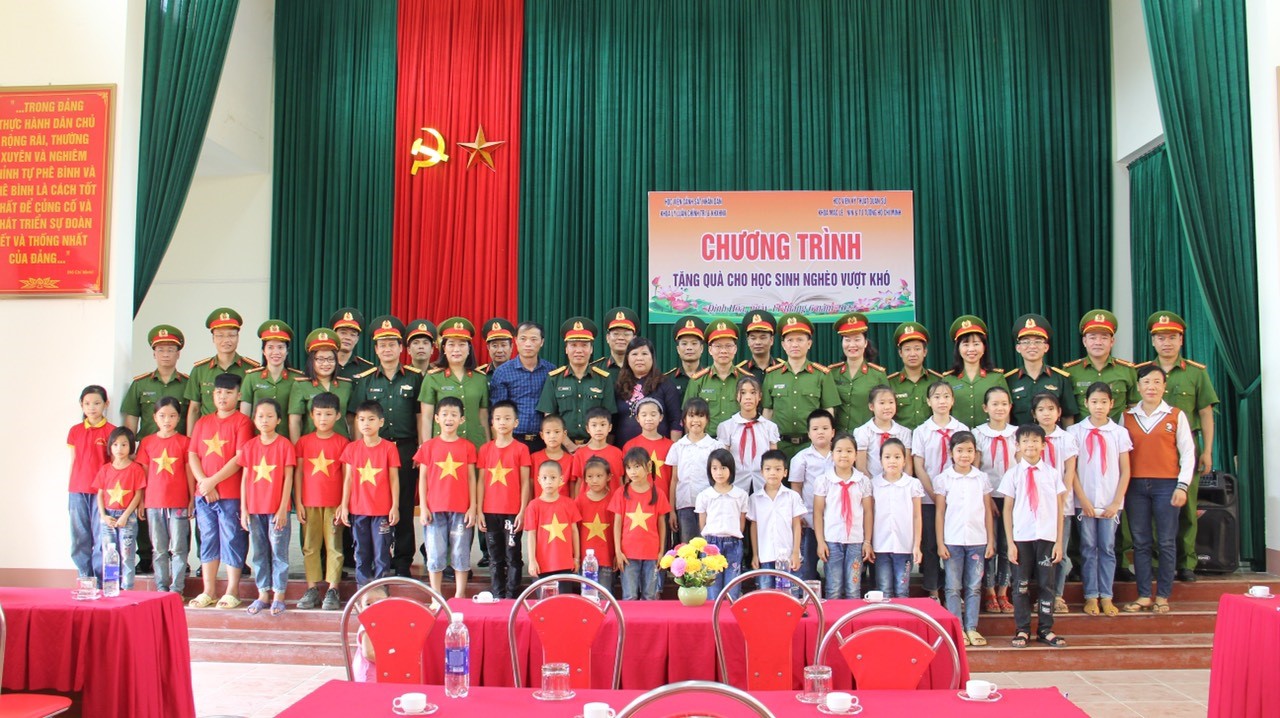 Đoàn công tác tặng quà cho học sinh trường Tiểu học Phú Đình và Tiểu học Điềm Mặc