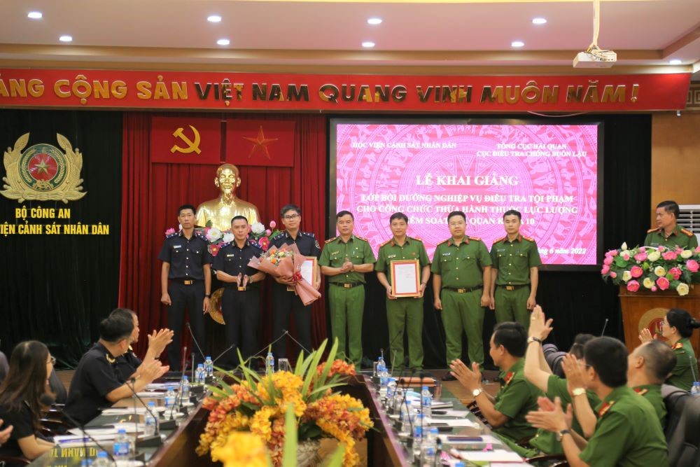 Thiếu tướng, GS. TS Nguyễn Đắc Hoan, Phó Giám đốc Học viện CSND trao quyết định thành lập lớp cho Ban cán sự lớp học