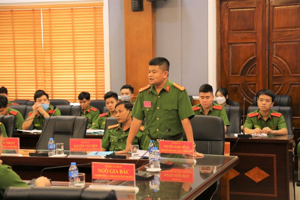 Thượng tá Nguyễn Ngọc Dũng, Phó Trưởng phòng PC04 Công an tỉnh Hòa Bình chia sẻ tại Tọa đàm