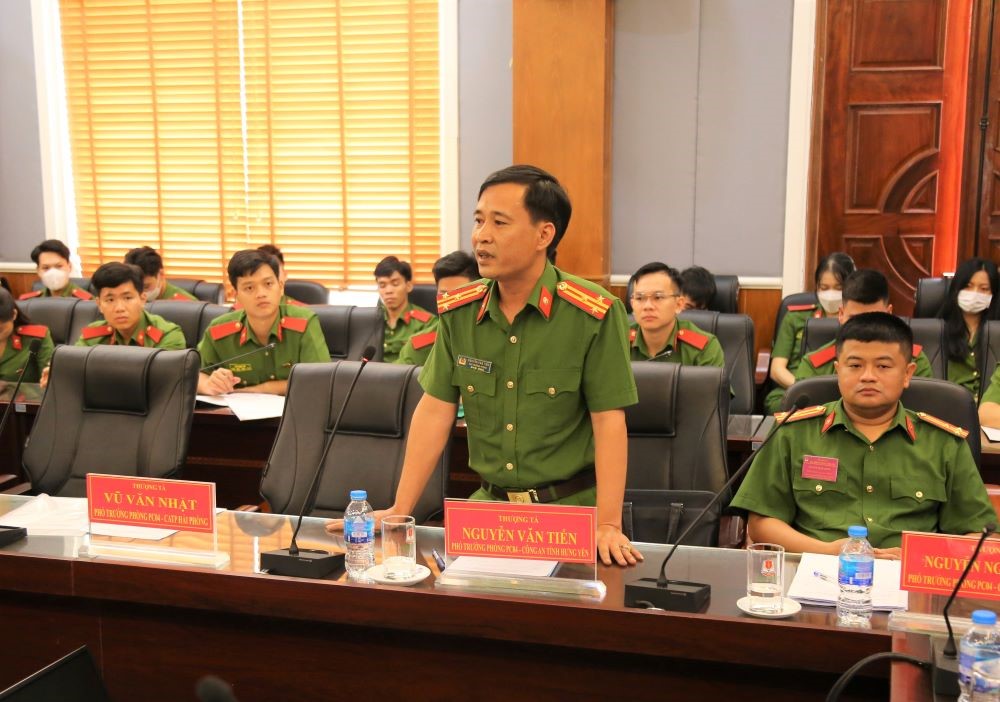 Thượng tá Nguyễn Văn Tiến, Phó Trưởng phòng PC04 Công an tỉnh Hưng Yên phát biểu tại Tọa đàm
