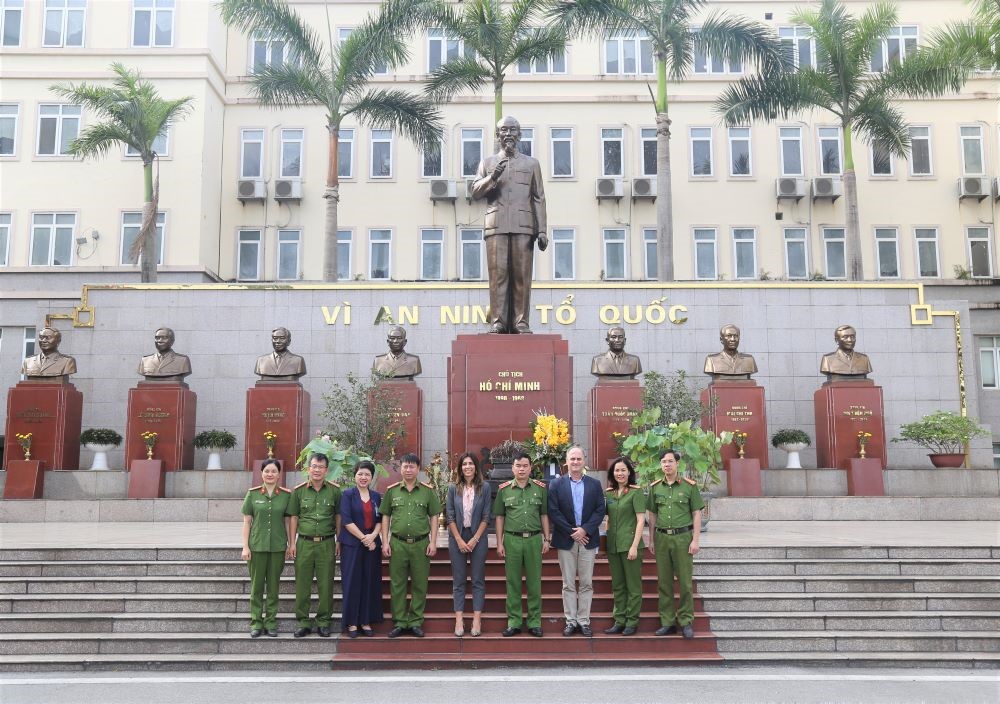 Các đại biểu chụp ảnh lưu niệm tại Tượng đài Chủ tịch Hồ Chí Minh