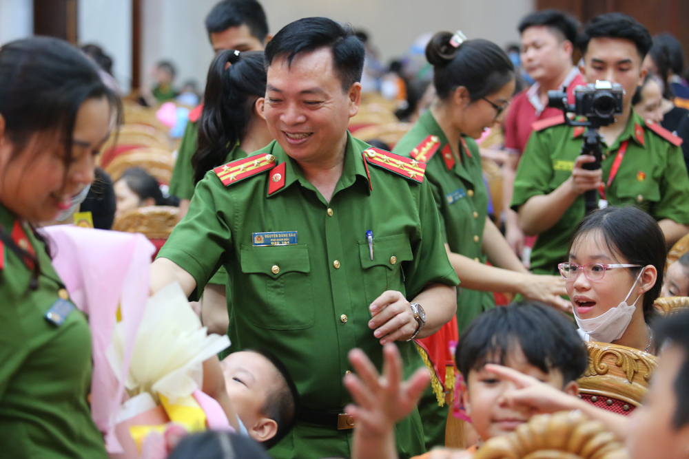 Đại tá, TS Nguyễn Đăng Sáu, Phó Giám đốc Học viện tặng quà bánh cho các cháu thiếu nhi tham gia chương trình