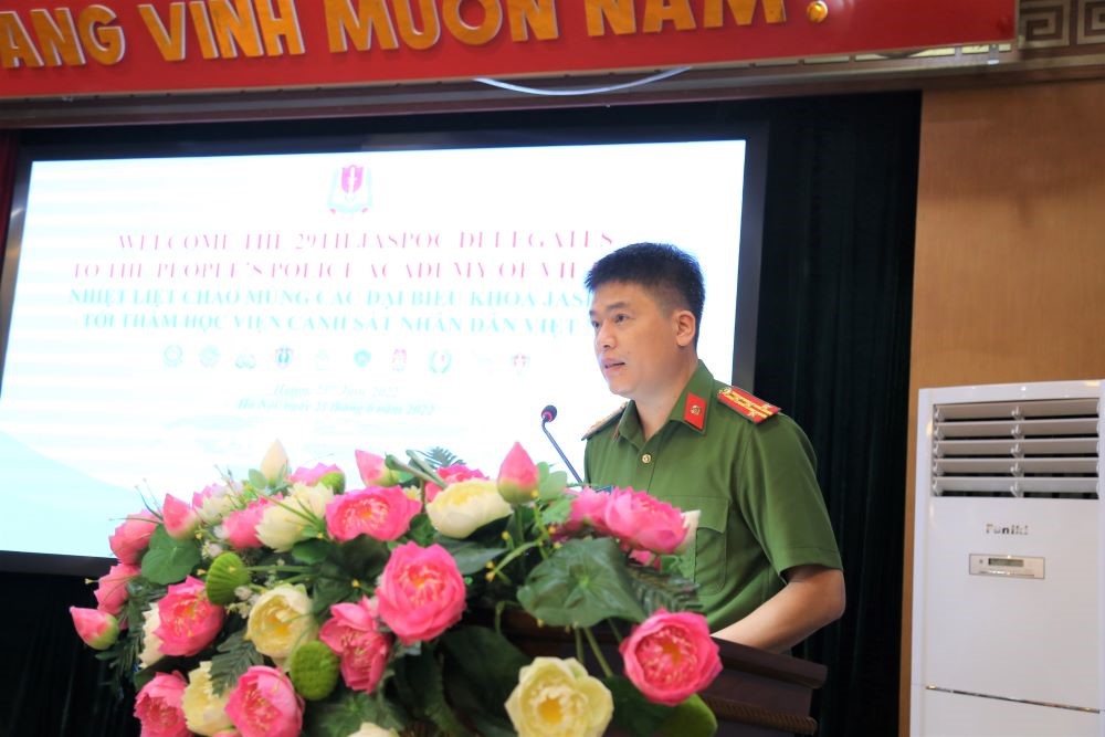 Đại tá, PGS. TS Trần Hồng Quang, Phó Giám đốc Học viện phát biểu tại buổi tiếp