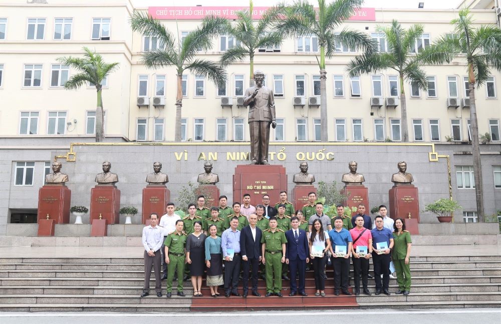 Đoàn chụp ảnh kỷ niệm tại tượng đài Chủ tịch Hồ Chí Minh