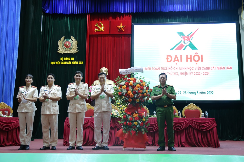Đại tá, TS Nguyễn Đăng Sáu, Phó Giám đốc Học viện tặng hoa chúc mừng Đại hội Đoàn Thanh niên Học viện lần thứ XIX