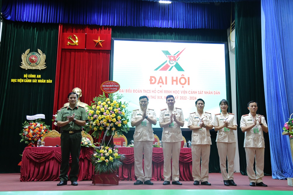 Thiếu tá Trần Trọng Nguyên, Phó Bí thư Đoàn Thanh niên Bộ Công an tặng hoa chúc mừng Đại hội Đoàn Thanh niên Học viện lần thứ XIX